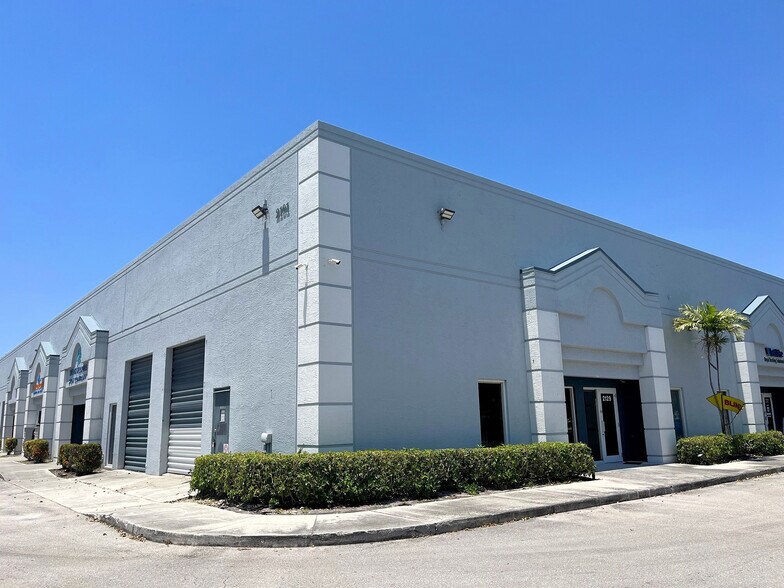 2101-2177 NW 22nd St, Pompano Beach, FL à louer - Photo du bâtiment - Image 1 de 10