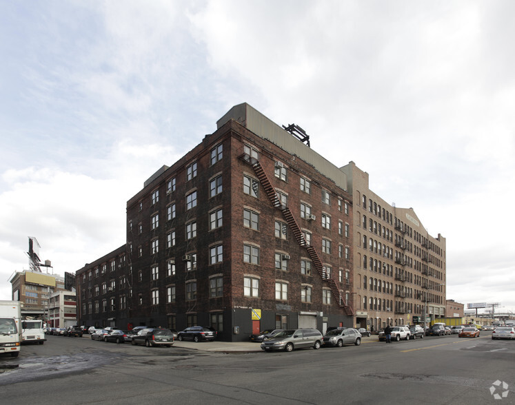 21-07 Borden Ave, Long Island City, NY for lease - Primary Photo - Image 1 of 15