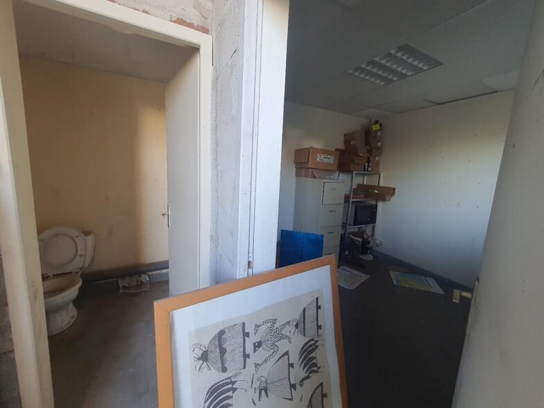 Flex in Vendargues for lease - Interior Photo - Image 3 of 4