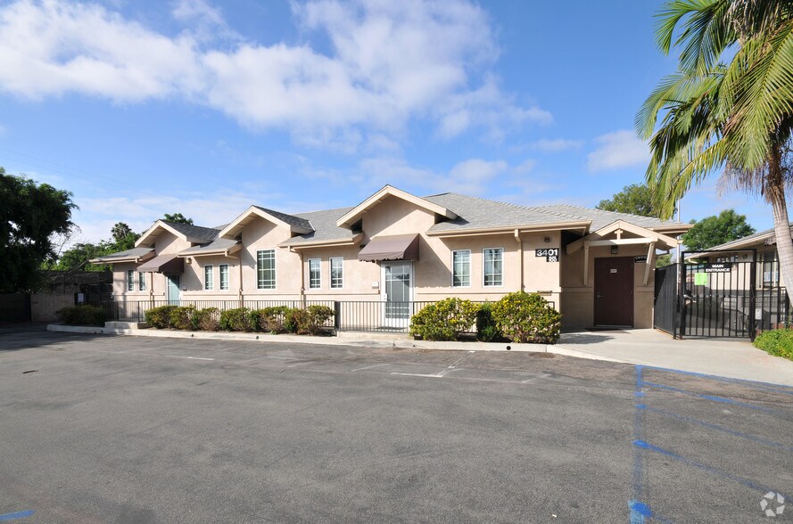 3401 N Harbor Blvd, Fullerton, CA à vendre - Photo du bâtiment - Image 2 de 7