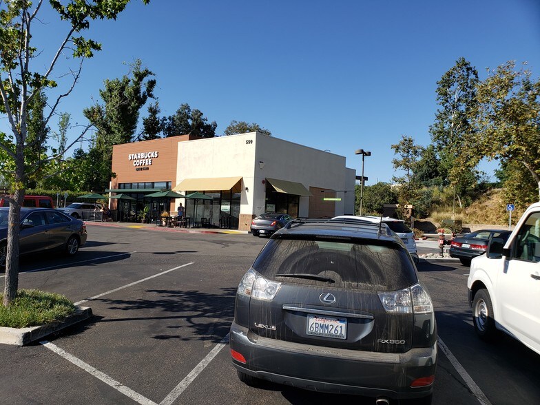 501-591 Country Club Dr, Simi Valley, CA à louer - Photo du bâtiment - Image 2 de 5