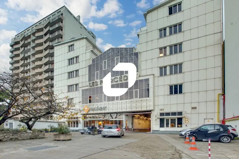 Retail in Vanves for lease Building Photo- Image 1 of 12