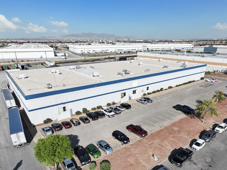 9555 Plaza Cir, El Paso, TX for lease - Building Photo - Image 1 of 1