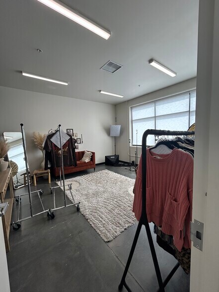 2452 E 6700 S, Uintah, UT à louer - Photo du bâtiment - Image 3 de 12