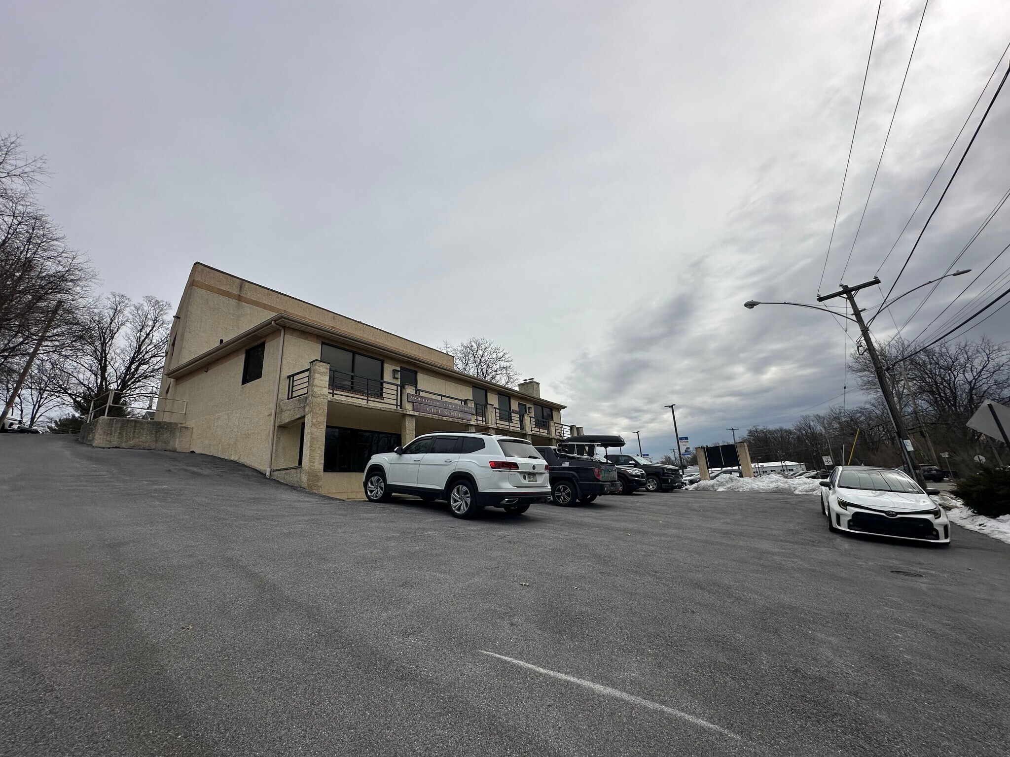 2 N Lakeside Ave, Berwyn, PA for lease Primary Photo- Image 1 of 20