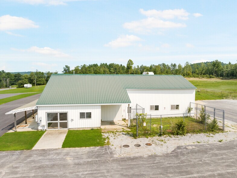 880 John Stark Hwy, Newport, NH à vendre - Photo du bâtiment - Image 2 de 15