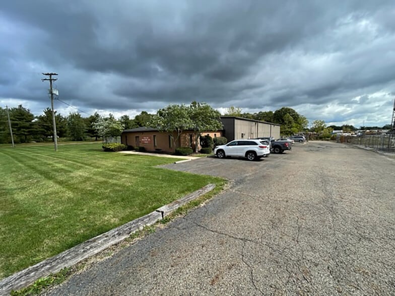 3822 Victory Ave, Louisville, OH for lease - Building Photo - Image 2 of 92
