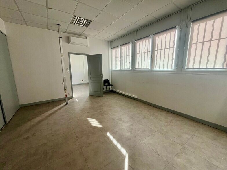 Office in Avignon for lease - Interior Photo - Image 2 of 3