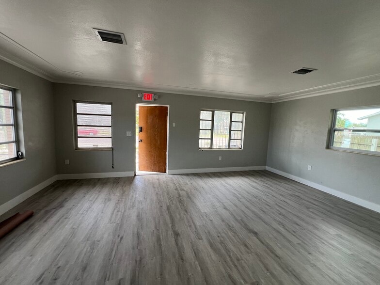 541 49th St S, Saint Petersburg, FL for lease - Interior Photo - Image 2 of 18