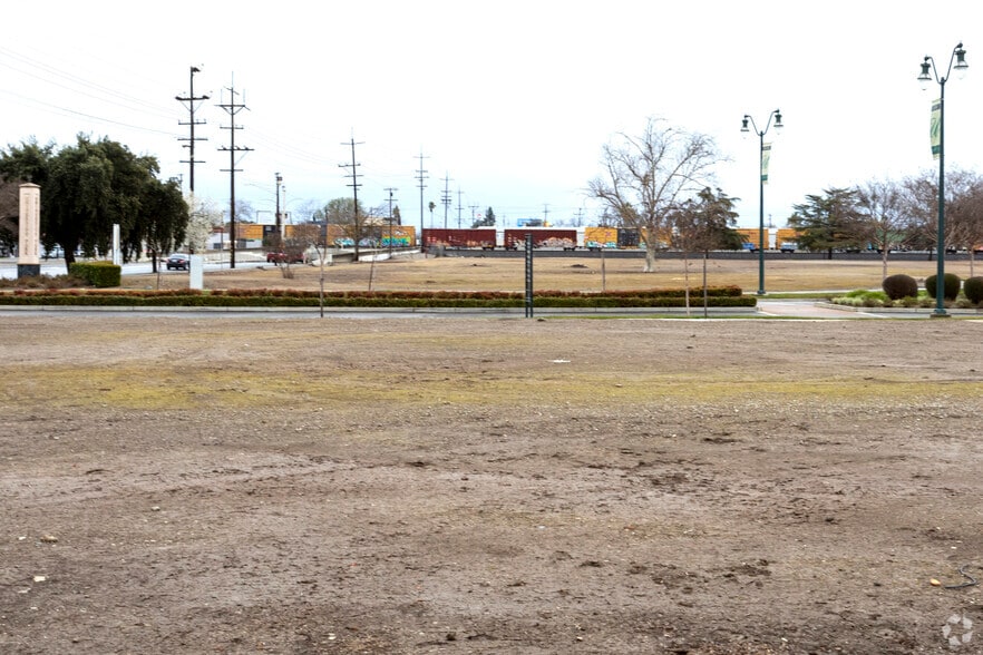 SEC Harding Way, Stockton, CA à louer - Photo du bâtiment - Image 2 de 4