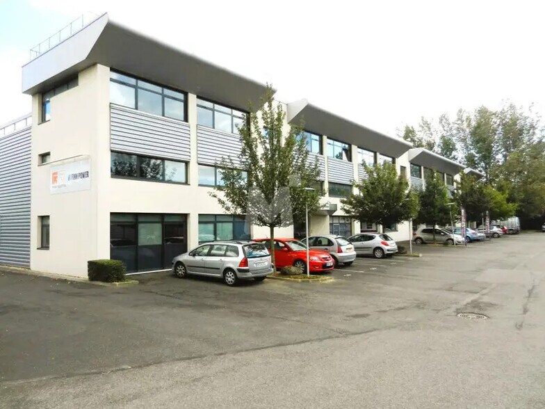 Flex dans Saint-Pierre-du-Perray à louer - Photo du bâtiment - Image 2 de 9