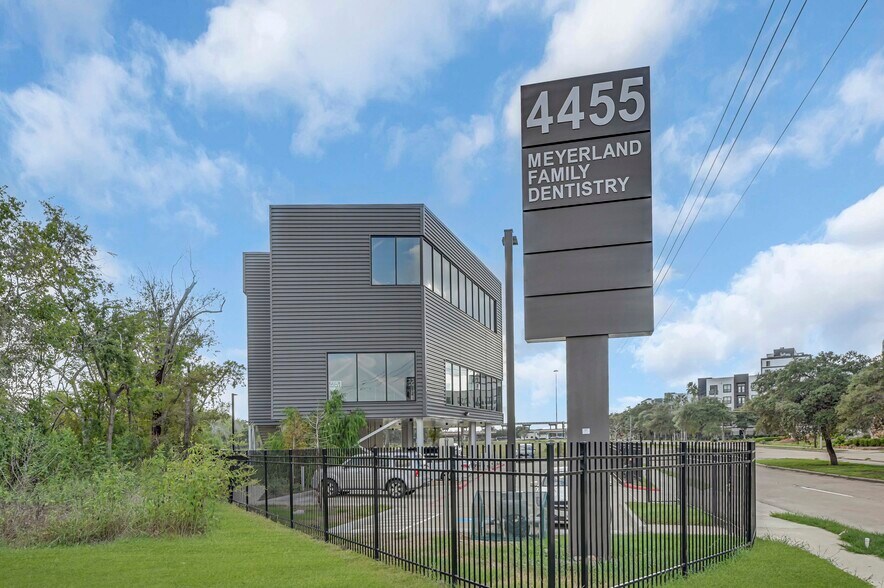 4455 N Braeswood Blvd, Houston, TX à louer - Photo du bâtiment - Image 3 de 45