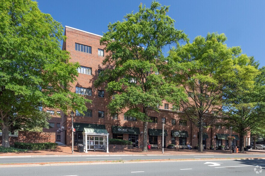 103 W Broad St, Falls Church, VA à louer - Photo du bâtiment - Image 2 de 10