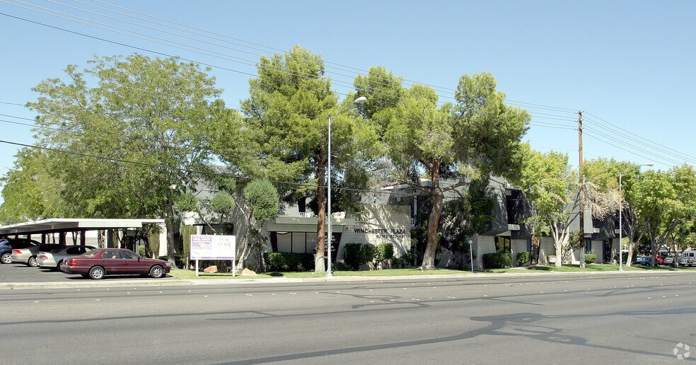 1700 E Desert Inn Rd, Las Vegas, NV à louer - Photo du bâtiment - Image 2 de 48