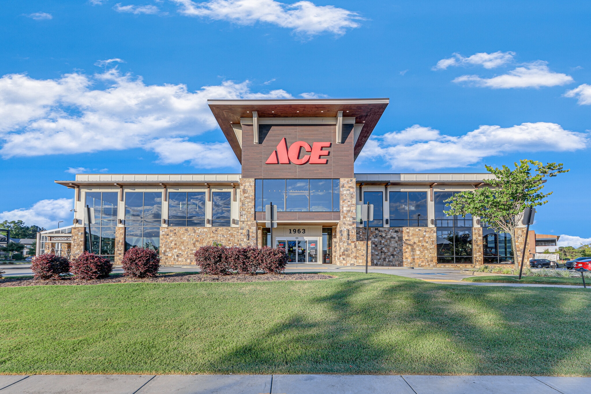 1963 Jesse Jewell Pkwy NE, Gainesville, GA for sale Primary Photo- Image 1 of 19