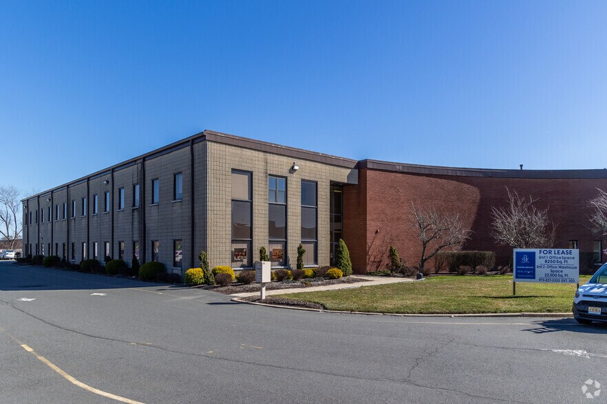 300 McGaw Dr, Edison, NJ à vendre - Photo du bâtiment - Image 3 de 6