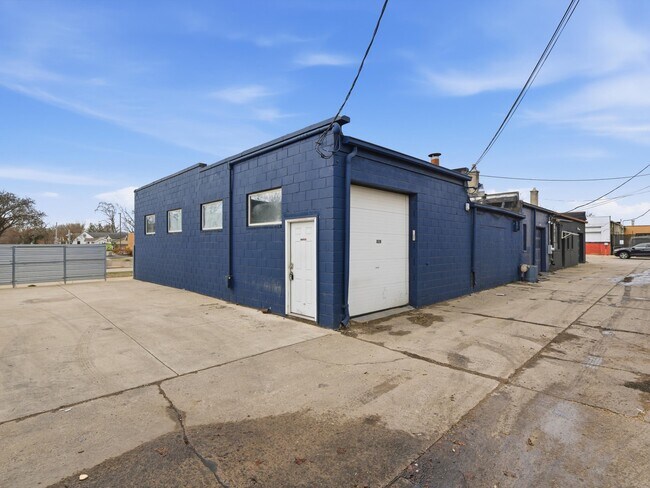 Plus de détails pour 828 W 14 Mile Rd, Clawson, MI - Industriel à louer