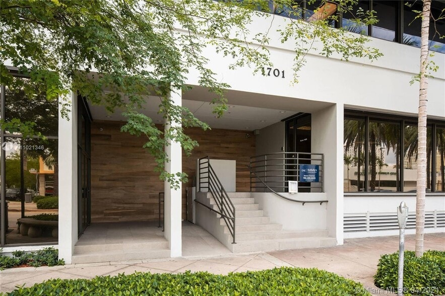 1701 Ponce De Leon Blvd, Coral Gables, FL à louer - Photo du bâtiment - Image 3 de 42