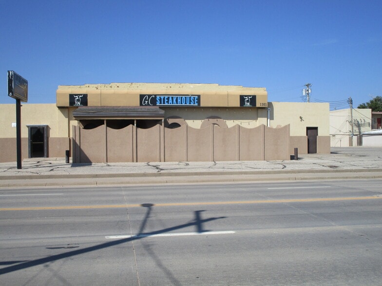1301 E Fulton St, Garden City, KS for sale - Building Photo - Image 2 of 38