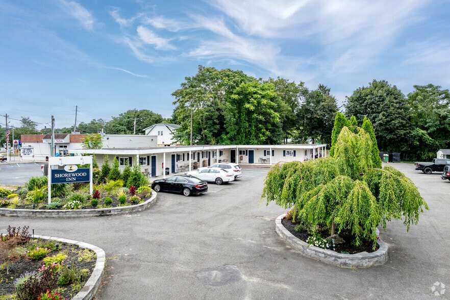 1399 Main Road, Riverhead, NY à vendre - Photo du bâtiment - Image 3 de 29