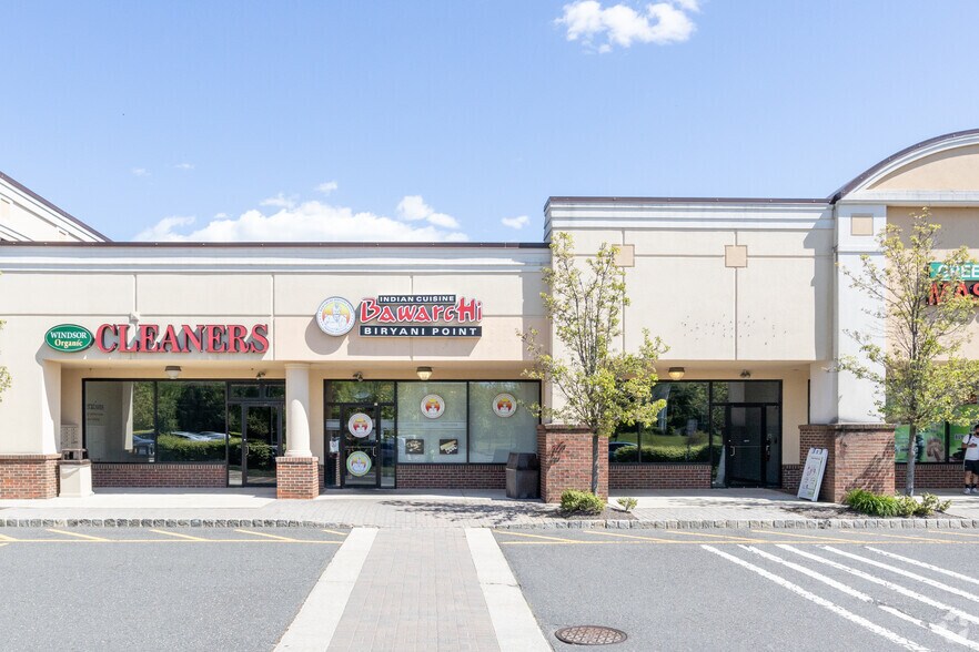 761 W Route 33, East Windsor, NJ à louer - Photo du bâtiment - Image 3 de 6