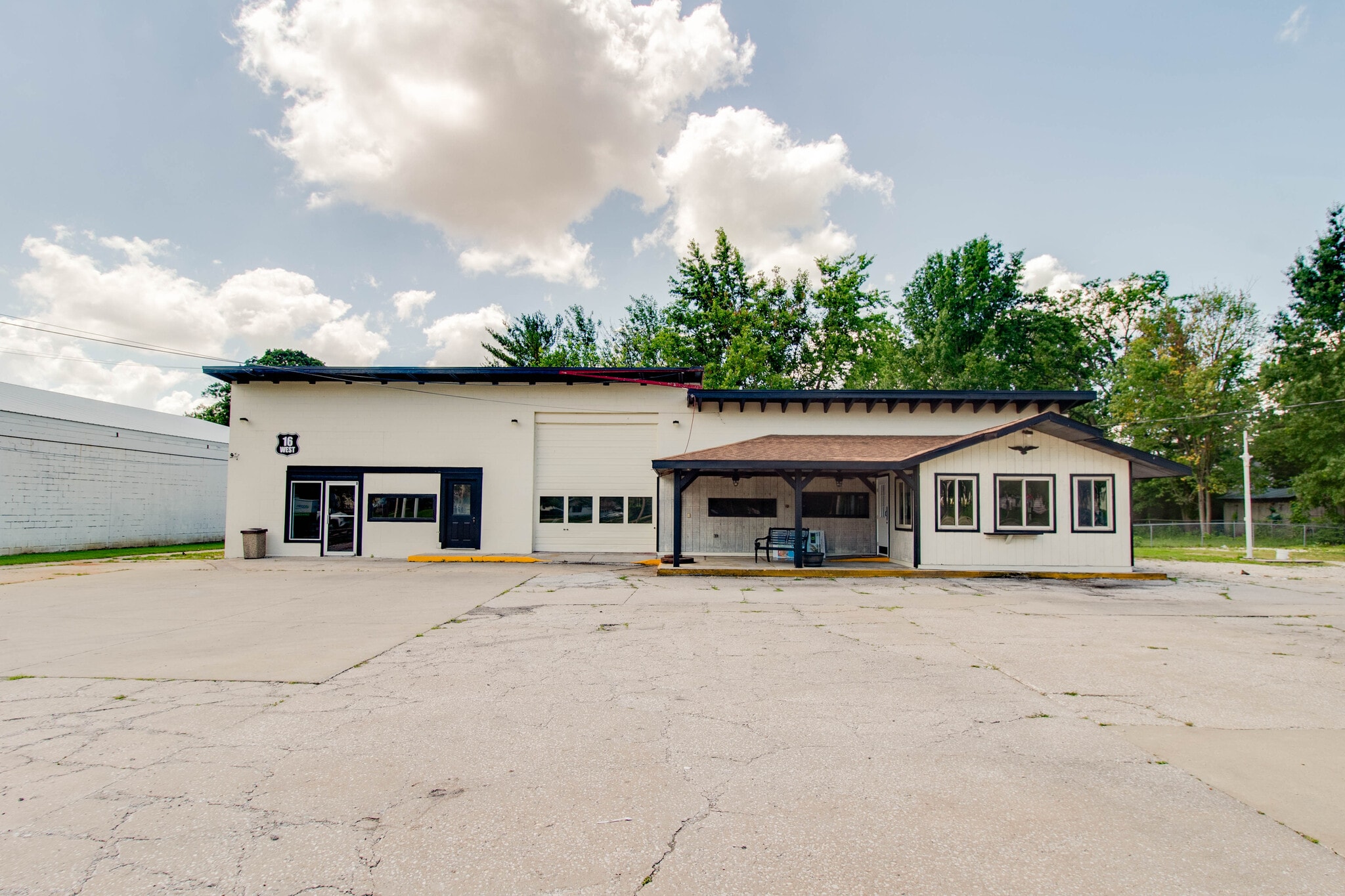 406 W Carpenter St, Jerseyville, IL for sale Primary Photo- Image 1 of 53