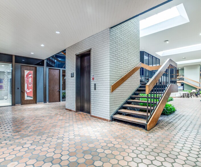 340 N Sam Houston Pky E, Houston, TX à louer - Hall d’entrée - Image 3 de 7