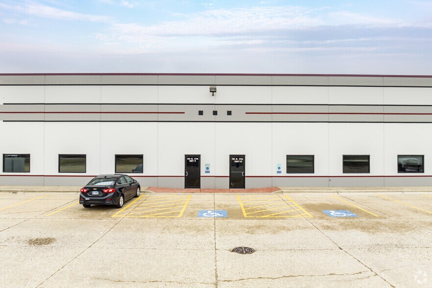 761 N 17th St, St Charles, IL à louer - Photo du bâtiment - Image 3 de 26