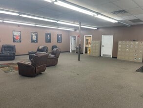 725 W Main Ave W, Massillon, OH for lease Interior Photo- Image 2 of 7