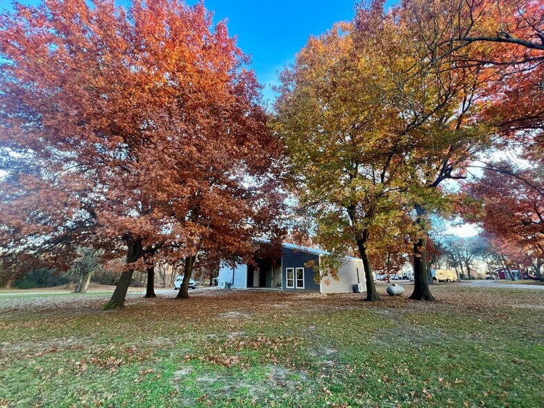 6869 State 121 hwy, Bonham, TX for sale - Primary Photo - Image 1 of 32