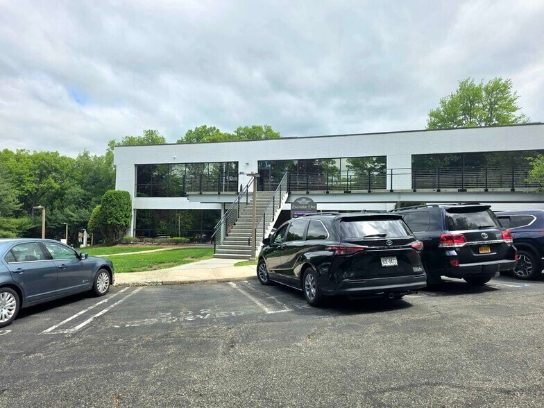 1 Executive Blvd, Suffern, NY à louer - Photo du bâtiment - Image 3 de 41