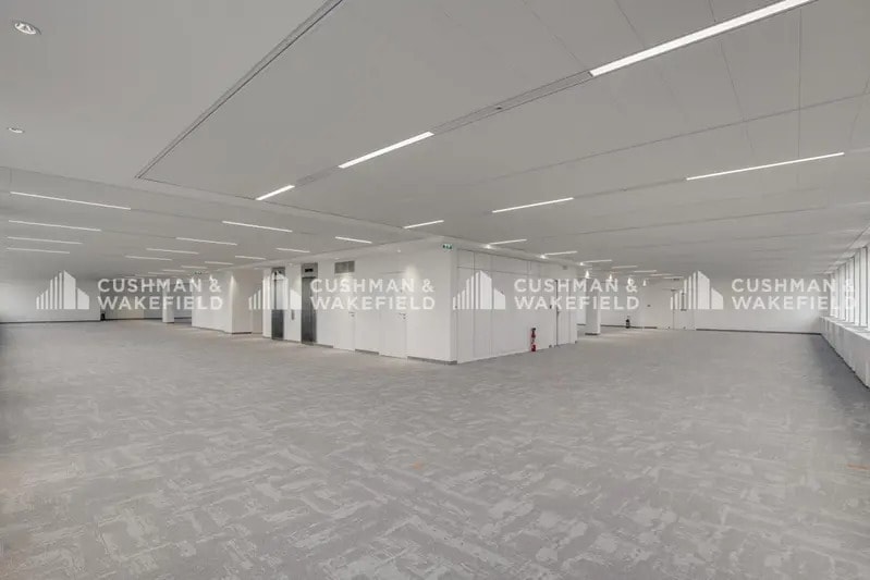 2 Rue George Stephenson, Montigny-le-Bretonneux for lease Interior Photo- Image 1 of 3