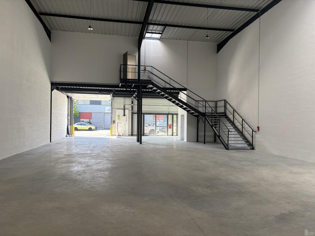 Flex in Le Thillay for lease Building Photo- Image 1 of 12
