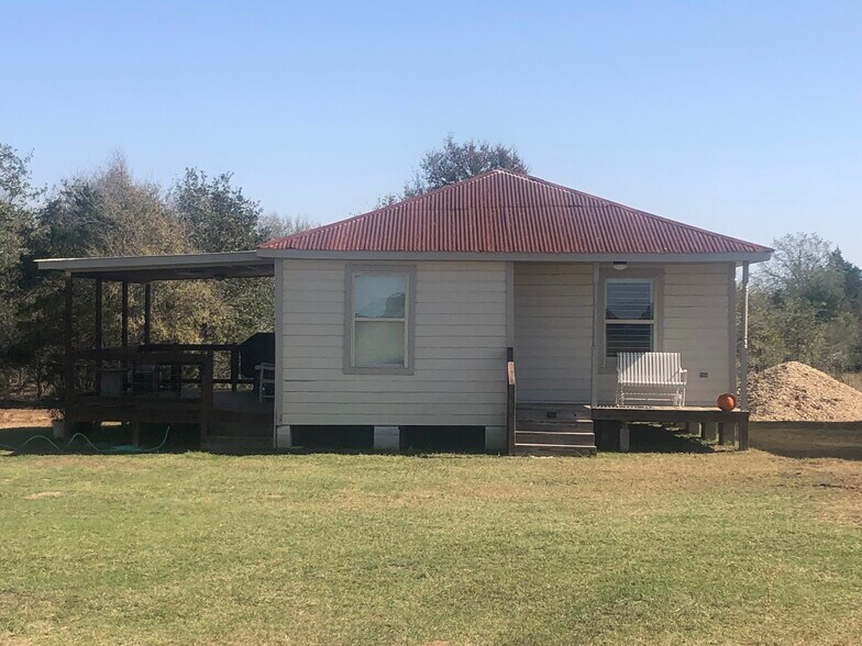2456 W Old Lockhart Rd, West Point, TX à vendre - Photo du bâtiment - Image 3 de 7