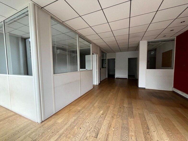 Office in Lyon for lease - Interior Photo - Image 2 of 10