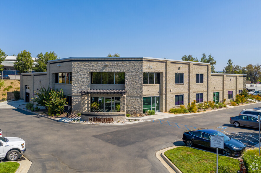 2060 Wineridge Pl, Escondido, CA à louer - Photo du bâtiment - Image 1 de 6