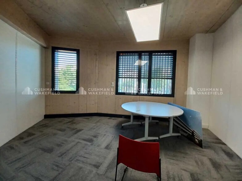 5 Rue Rene Cassin, Marseille for lease - Interior Photo - Image 2 of 6