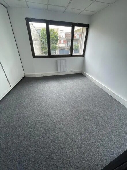 Office in Courbevoie for sale - Building Photo - Image 3 of 9