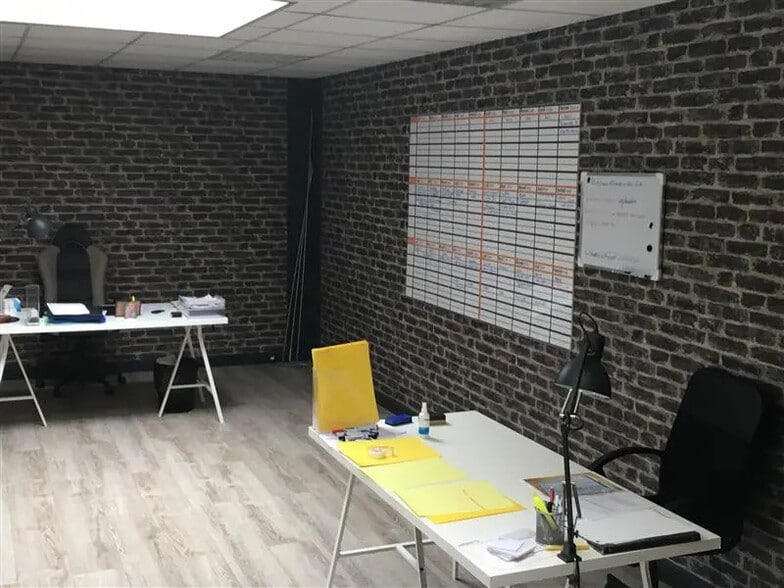 Flex in Élancourt for lease - Interior Photo - Image 3 of 6