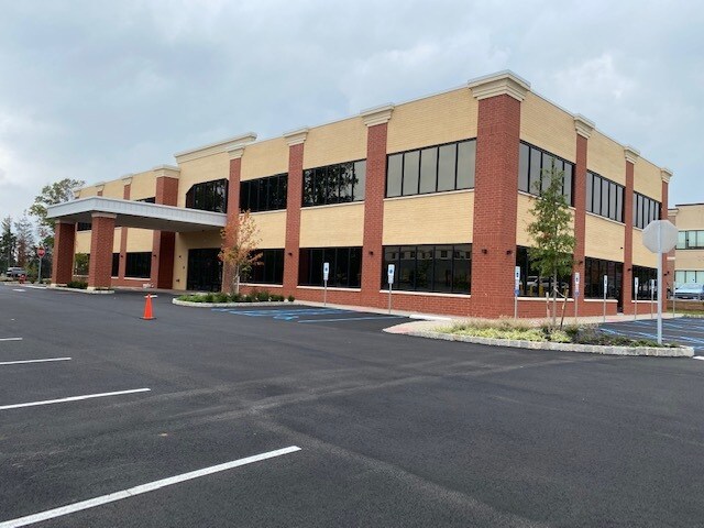 61 Veronica Ave, Somerset, NJ à louer - Photo du bâtiment - Image 3 de 8