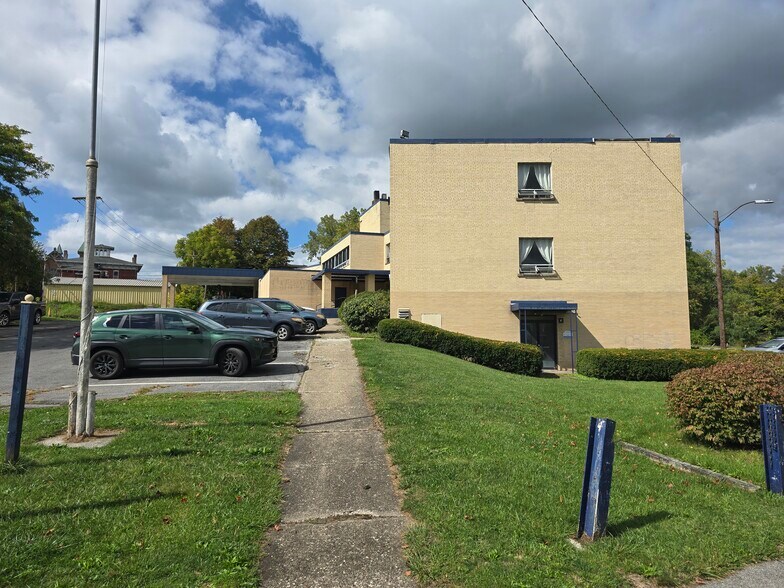 2 Fall St, Seneca Falls, NY à vendre - Photo du bâtiment - Image 2 de 11