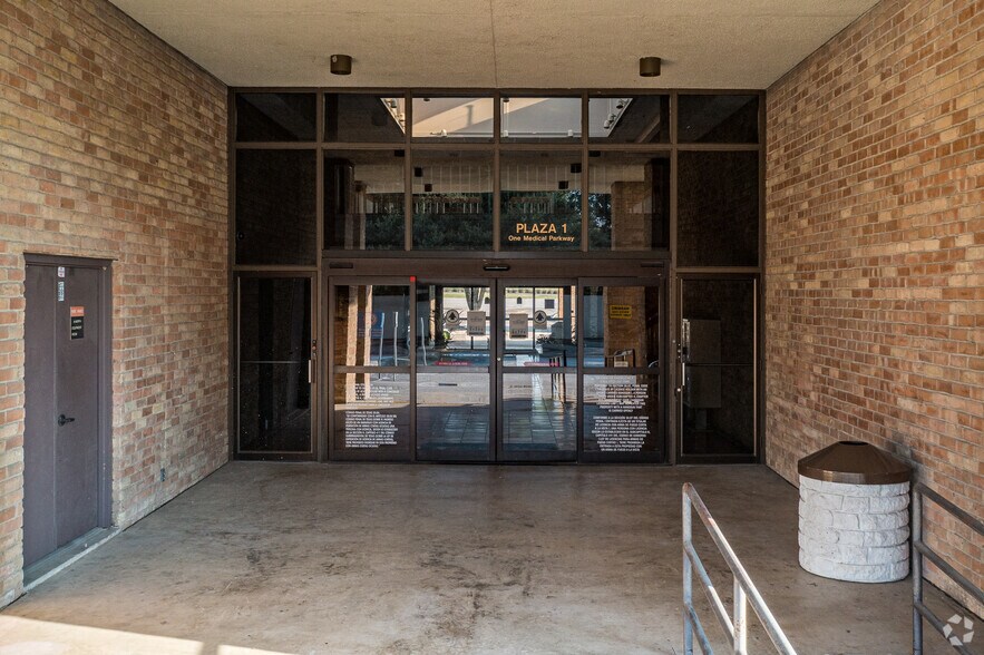 1 Medical Pky, Farmers Branch, TX à louer - Photo du bâtiment - Image 3 de 6