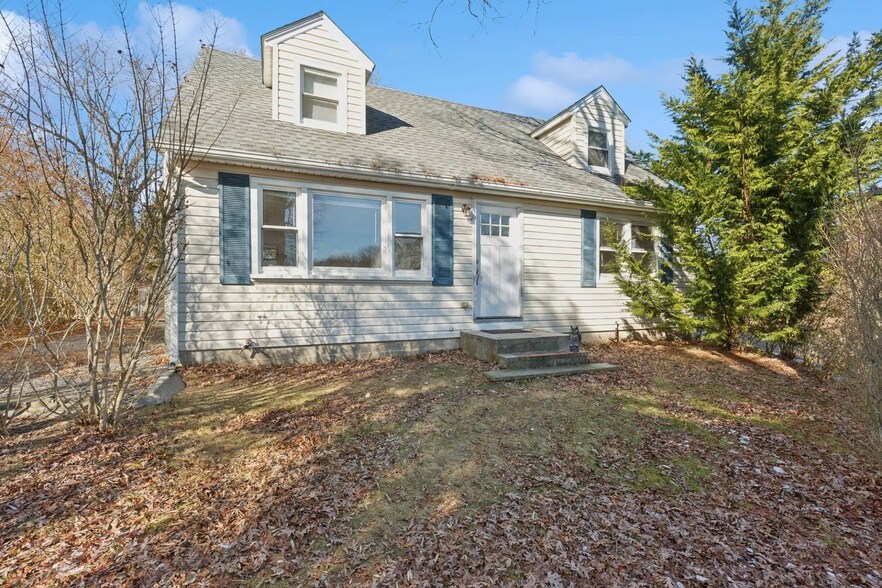 87 North Rd, Hampton Bays, NY à vendre - Photo du bâtiment - Image 2 de 9