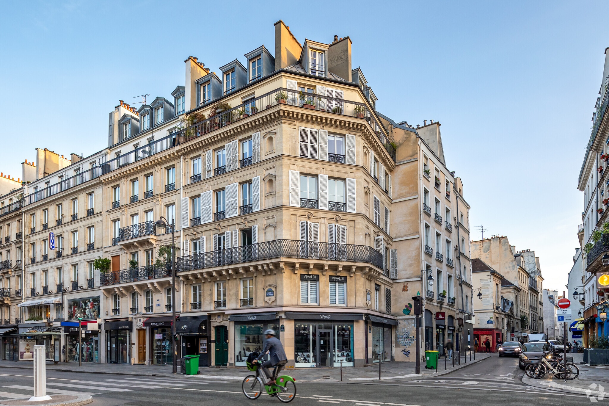 Rue De Rivoli, Paris for lease Primary Photo- Image 1 of 3
