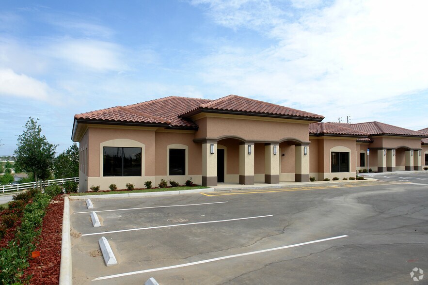 805 Oakley Seaver Dr, Clermont, FL à louer - Photo du bâtiment - Image 2 de 25