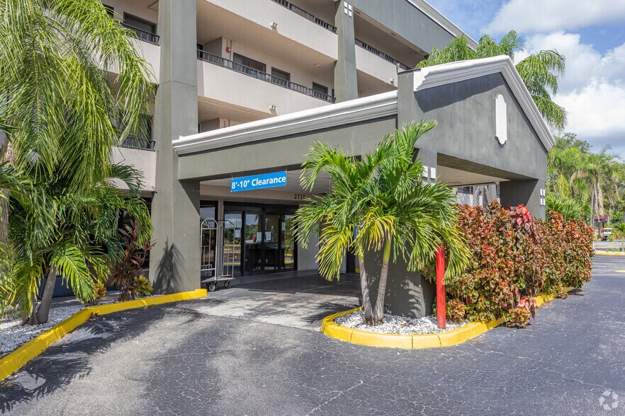 2717 Colonial Blvd, Fort Myers, FL à vendre - Photo du bâtiment - Image 3 de 4