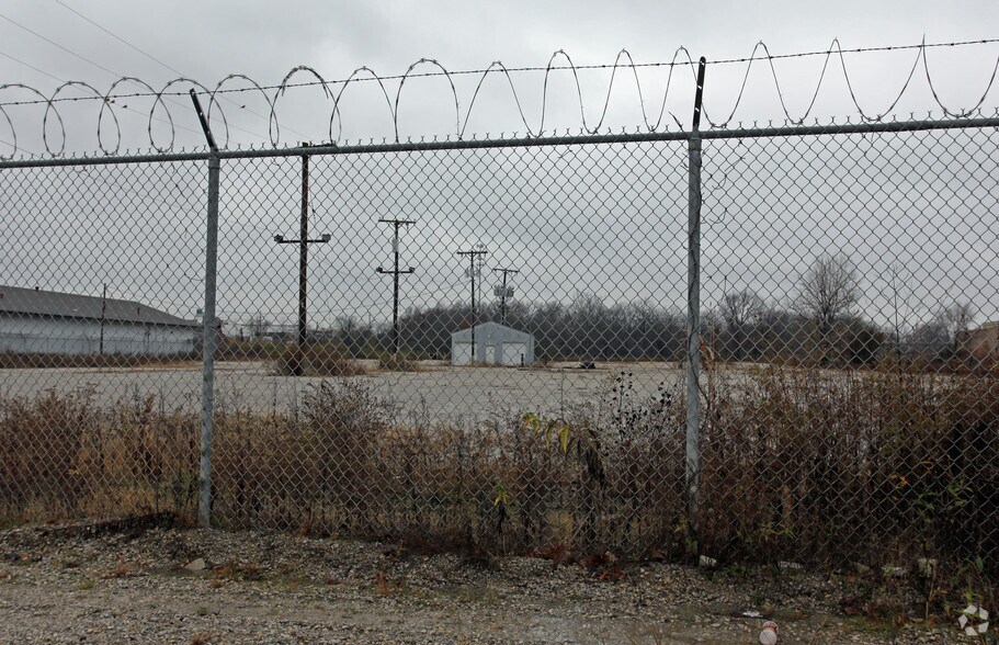 13700 Oak St, Kansas City, MO à louer - Photo du bâtiment - Image 3 de 5