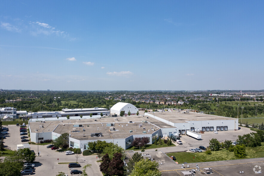 205 Industrial Pky N, Aurora, ON à louer - Photo du bâtiment - Image 3 de 4