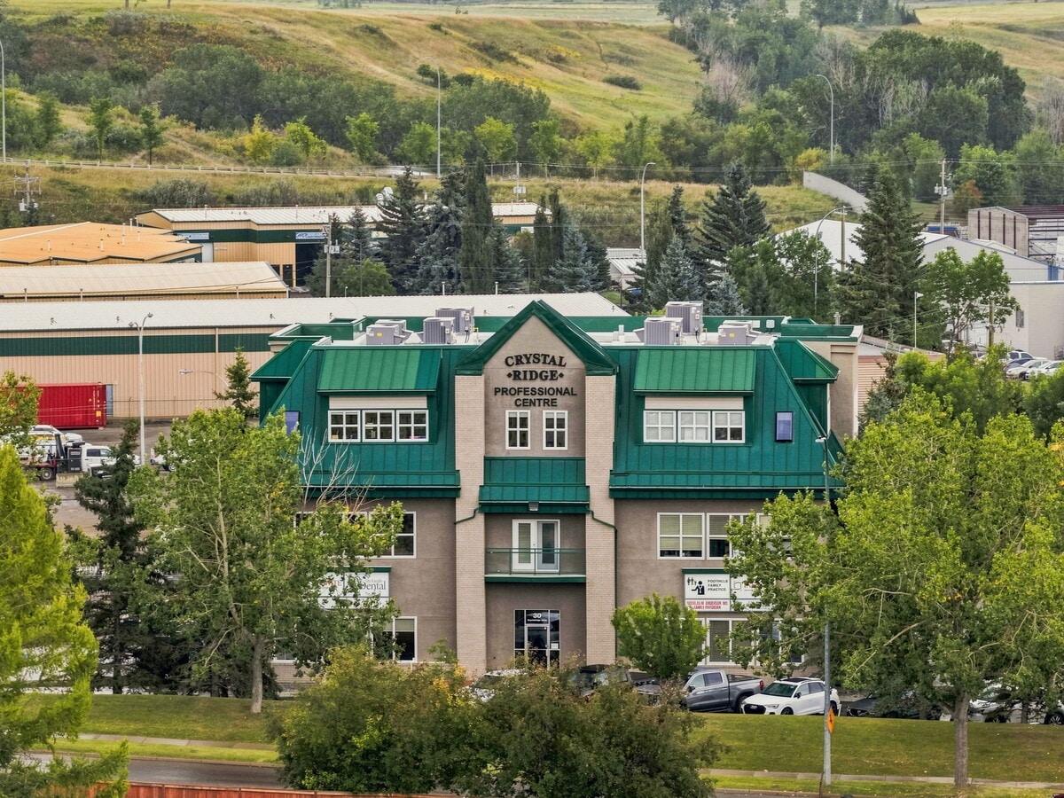 30 Crystal Ridge Dr, Okotoks, AB T1S 2C3 - Unit 201 - - Interior Photo - Image 2 of 30