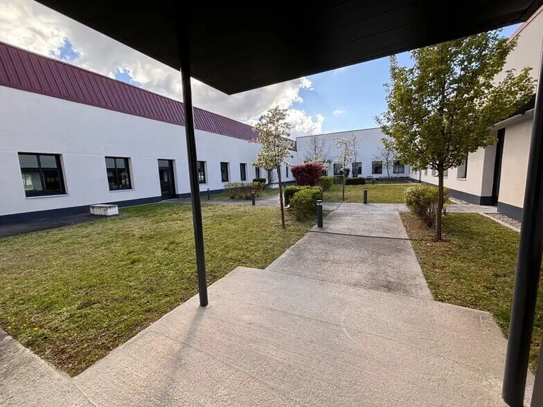 Office in Vénissieux for lease - Building Photo - Image 3 of 9